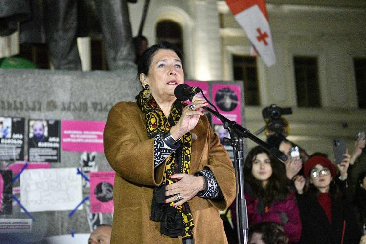 “მოვიდეს სასახლეში ივანიშვილი - მზად ვარ, რომ დავსხდეთ და მოვიფიქროთ, როგორ უნდა დაინიშნოს არჩევნები, რიცხვი შეთანხმებული უნდა იყოს 29-მდე“ - სალომე ზურაბიშვილი