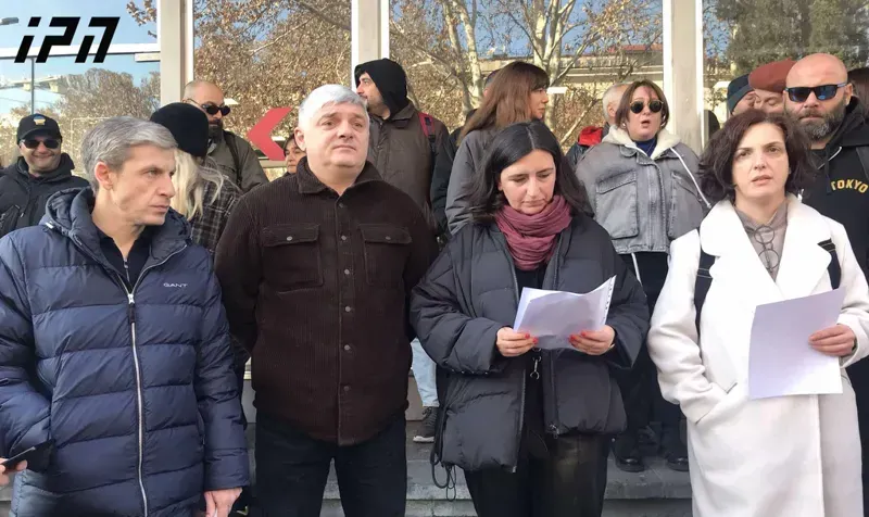 საზოგადოებრივი მაუწყებლის თანამშრომელთა ნაწილი მოითხოვს, რომ არხზე ფილმების ნაცვლად, შუადღის ეთერი სოციალურ-პოლიტიკურ საკითხებზე დისკუსიას დაეთმოს