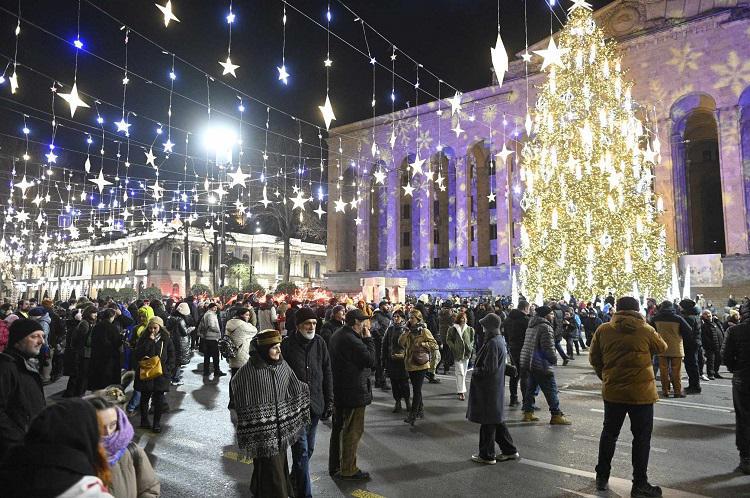 პროტესტის 27-ე დღე - პარლამენტთან შეკრებილმა აქციის მონაწილეებმა რუსთაველის გამზირი გადაკეტეს