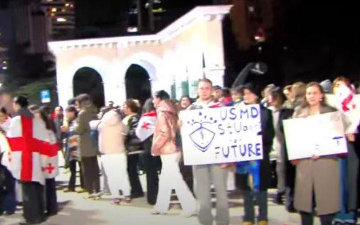 თბილისის სამედიცინო უნივერსიტეტის სტუდენტები საპროტესტო მსვლელობას მართავენ