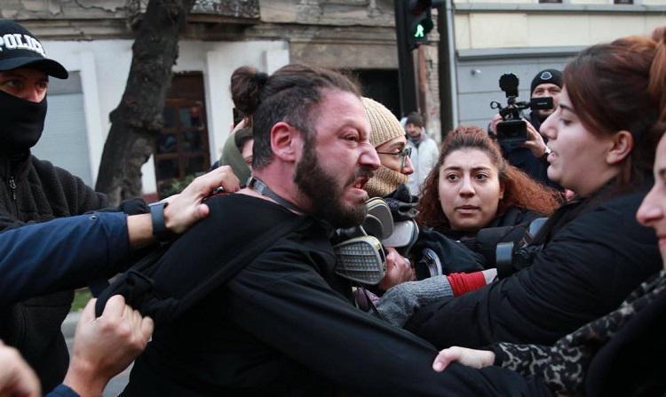 “შემოვიდა 4 კარგად ნავარჯიშები ზონდერი, დაიწყო ჩემზე ძალადობა, ნახევრად გათიშული ვიყავი, როცა ერთ-ერთი მომვარდა და ხელის მოტეხას ცდილობდა“ - აქტივისტი, საბა ცხვიტარიძე ციხიდან წერილს ავრცელებს