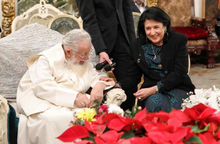 “დღეს როგორც არასოდეს საქართველოს სჭირდება თქვენი ლოცვა და კურთხევა!“ - სალომე ზურაბიშვილი ილია მეორეს აღსაყდრებიდან 47-ე წლისთავს ულოცავს