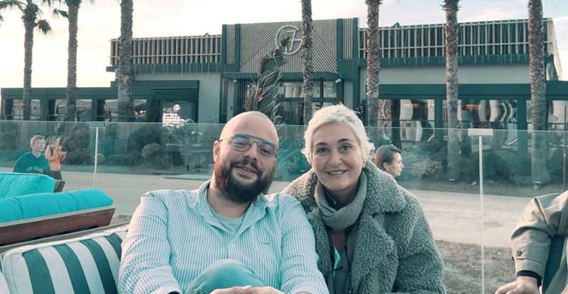 "ჩემს გამო სანდროს ნუ "გააუბედურებთ" - შვილის სკანდალის შემდეგ ნანიკო ხაზარაძე ამჯერად ცნობილ რეჟისორთან გადაღებული ფოტოს კომენტარებში გააკრიტიკეს