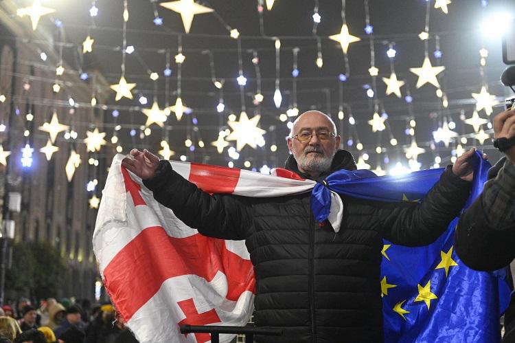 რუსთაველის გამზირზე აქცია მიმდინარეობს -  შეზღუდულია საავტომობილო მოძრაობა (ფოტო)