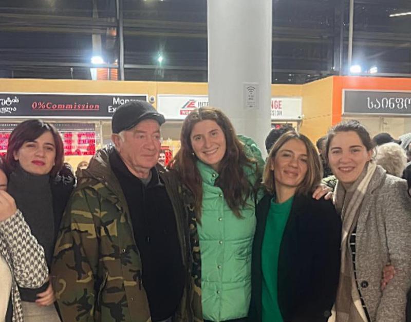 "თბილისისკენ მომავალ თვითმფრინავში ცუდად გავხდი... სტიუარდესას ვუთხარი, პირველად ვხვდები ჩემს ბიოლოგიურ მამას და დებს-მეთქი" - რას წერს ცისნამი საყვარლიშვილი