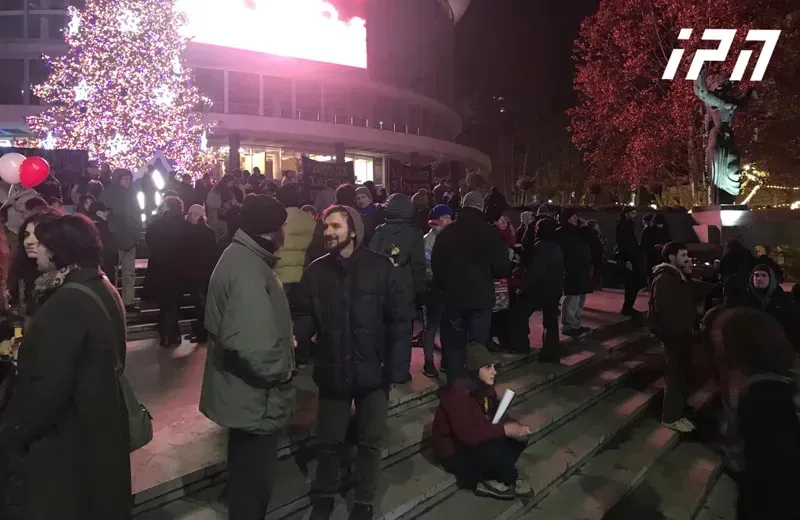 "პოლიციური და ავტორიტარული რეჟიმის წინააღმდეგ" - ამ ლოზუნგით, მოქალაქეები ფილარმონიასთან მორიგი აქცია-მსვლელობისთვის ემზადებიან