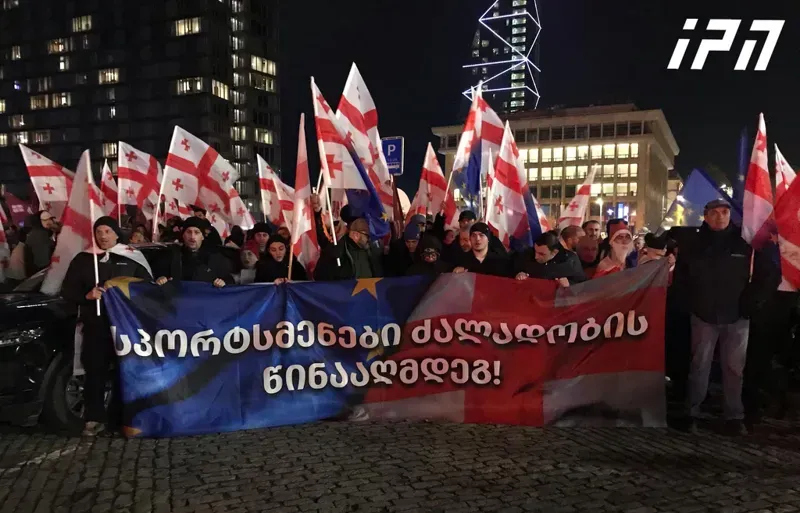 პირველი რესპუბლიკის მოედანზე შეკრებილმა სპორტსმენებმა საპროტესტო მარში დაიწყეს