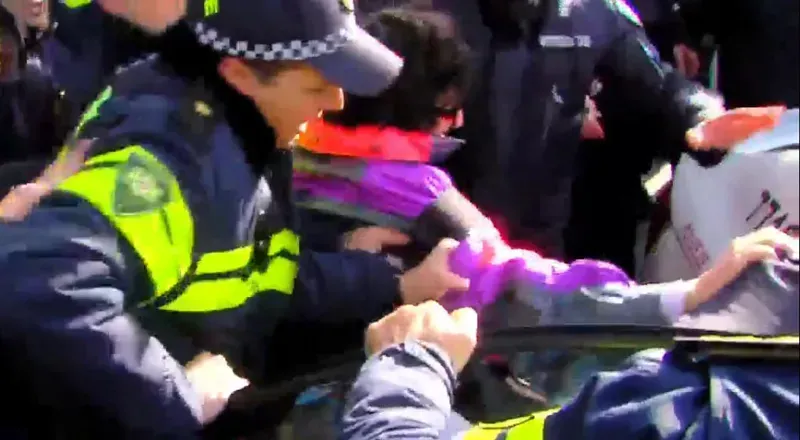 რუსთაველის გამზირზე აქციის მონაწილეებსა და პოლიციას შორის დაპირისპირებაა - პოლიცია აქციის მონაწილეებს აკავებს (ვიდეო)