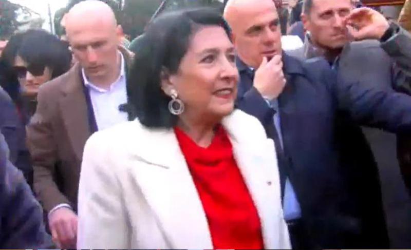 "მივდივარ სვეტიცხოველში, სადაც პარაკლისი გვაქვს შეკვეთილი," - რა თქვა სალომე ზურაბიშვილმა ორბელიანების სასახლის დატოვების შემდეგ?