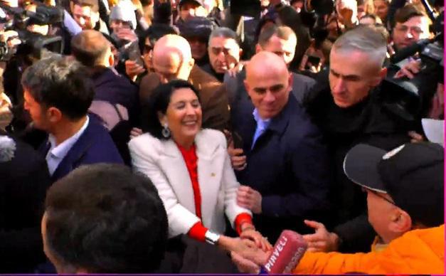 "მადლობა ქალბატონო სალომე, დაცვა თუ დაგჭირდეთ, მე აქ ვარ ნებისმიერ დროს" - მოქალაქე სალომე ზურაბიშვილს