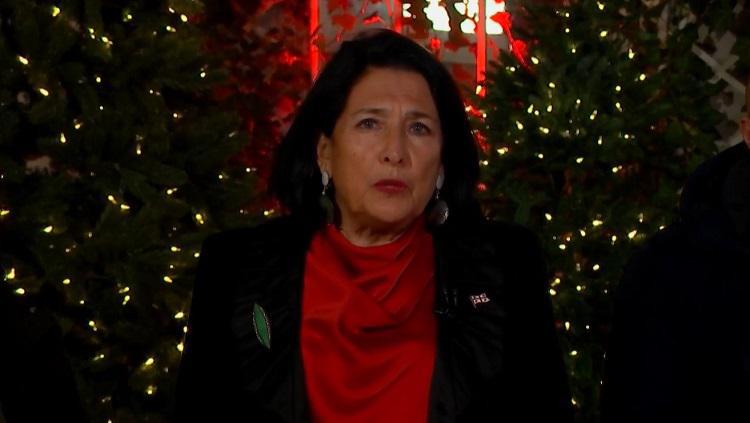 “კარგიც უნდა გავიხსენოთ, ეს იყო წელი დიდი ერთიანობის - მინდა, ყველას მოგილოცოთ 2025 წელი, როგორც ნამდვილი გამარჯვების წელი“ - სალომე ზურაბიშვილი