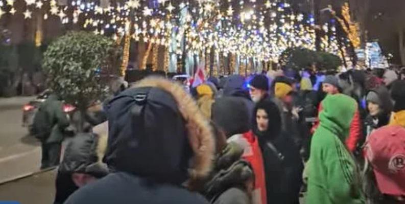 პარლამენტის შენობასთან საპროტესტო აქციის მონაწილეები კვლავ შეიკრიბნენ