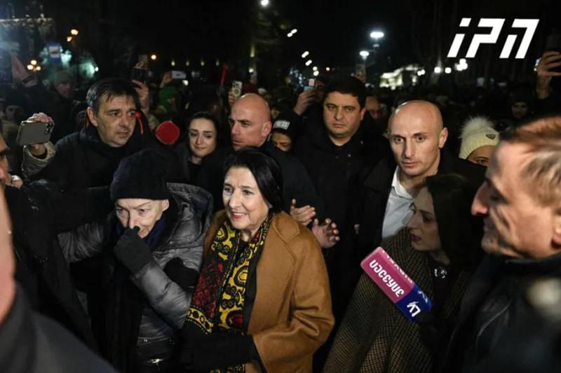 სალომე ზურაბიშვილი რუსთაველის გამზირზე მივიდა - ის 2025 წლის დადგომას მოქალაქეებთან ერთად, "მრავალჟამიერის" ფონზე შეხვდა