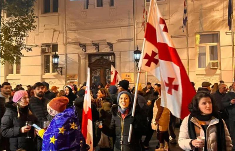 მოქალაქეების საპროტესტო აქცია აჭარის მთავრობის სახლთანაც განახლდა