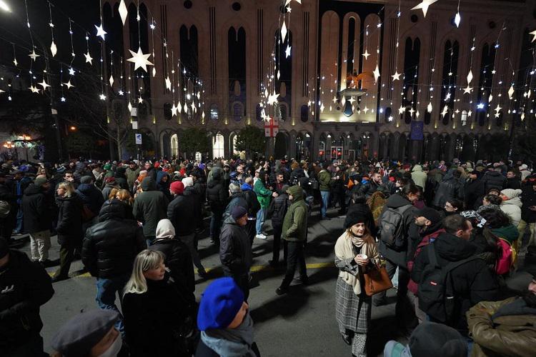 უწყვეტი პროტესტის 42-ე დღე - პარლამენტის წინ აქცია განახლდა, შეკრებილებმა რუსთაველის გამზირი გადაკეტეს (ფოტო/ვიდეო)