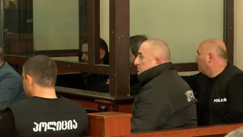 "სურდათ მიეღოთ იმ ლოკაციების თაობაზე ინფორმაცია, სადაც ნარკოტიკული საშუალებები იყო დადებული" - რა ხდებოდა მესტიაში რუსეთის მოქალაქის მკვლელობისა და ყაჩაღობის საქმეზე დაკავებულების სასამართლოზე?