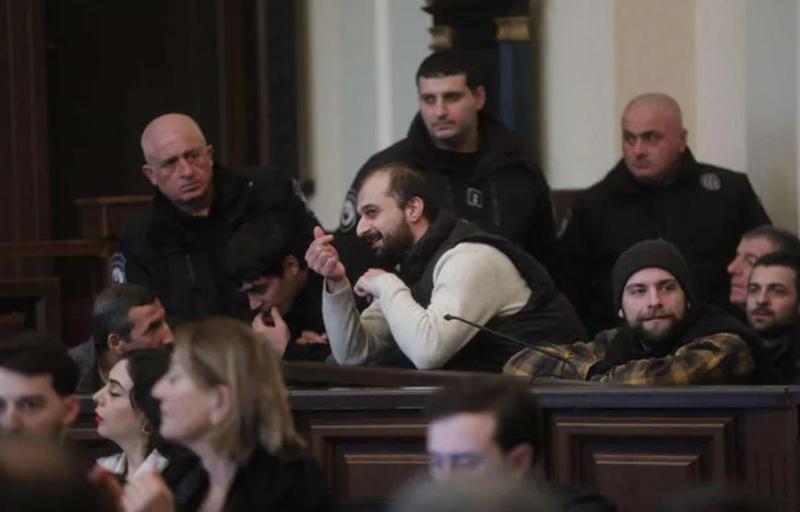 "პატივცემულო მოსამართლევ, გთხოვთ, შეხედეთ ბრალდებულებს - ჰგვანან იმ მონსტრებს" - იუმორისტ ონისე ცხადაძის ადვოკატი