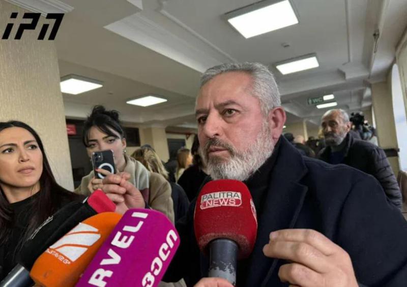 "მოსამართლემ გადაწყვიტა ერთ პატარა ოთახში ამოახრჩოს ბრალდებულები, ბადრაგი, პოლიცია და ბრალდებულების ნათესავები" - ზვიად ცეცხლაძის მამა
