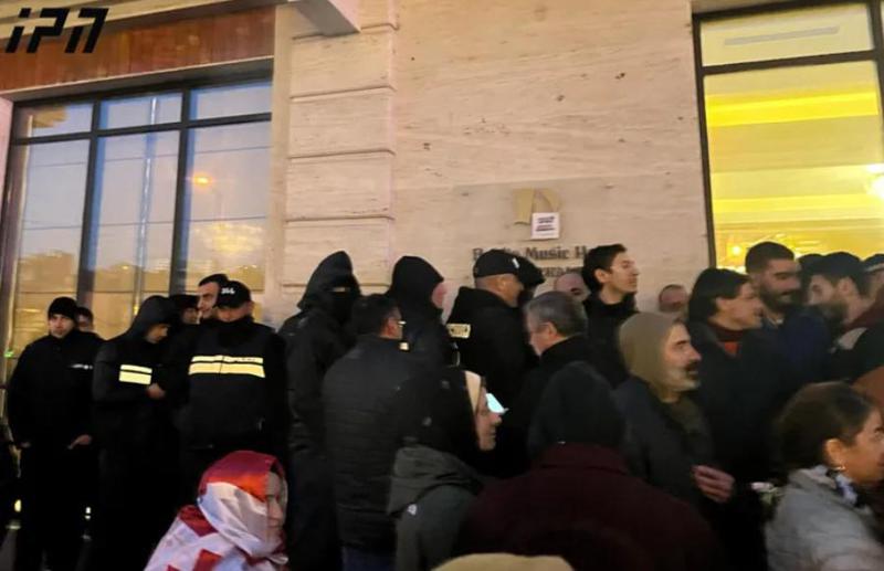 “მონა... მონა!“ - მოსამართლეები რესტორანს პროტესტის და შეძახილების ფონზე, პოლიციის კორდონის საშუალებით ტოვებენ (ფოტო/ვიდეო)