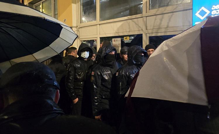 “დაჰპირდნენ რომ ეთერს მისცემდნენ, მიკროფონი გაუკეთეს, სკამი დაუდგეს და გამოიცანით რა მოხდა? შსს შევიდა, გამოათრიეს გარეთ“ - ხმაურია ბათუმში, აჭარის საზოგადოებრივ მაუწყებელთან