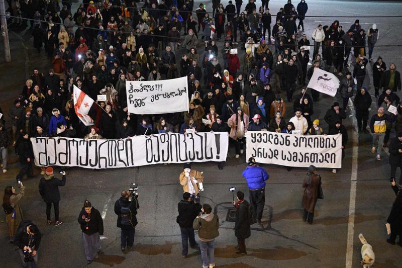 მსახიობების პროტესტი ფოტოებში - თბილისში ლოზუნგით: “თეატრი და მაყურებელი ტირანიის წინააღმდეგ” მარში მიმდინარეობს