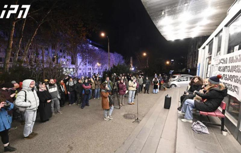 აქცია საზოგადოებრივ მაუწყებელთან - რა ვითარებაა ადგილზე და რა მოთხოვნები აქვთ იქ შეკრებილებს