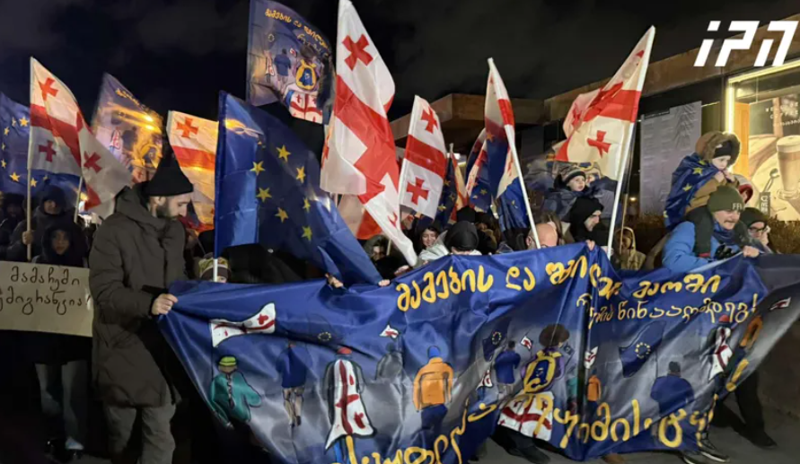 პირველი რესპუბლიკის მოედნიდან პარლამენტის მიმართულებით მამებისა და შვილების მარში მიმდინარეობს