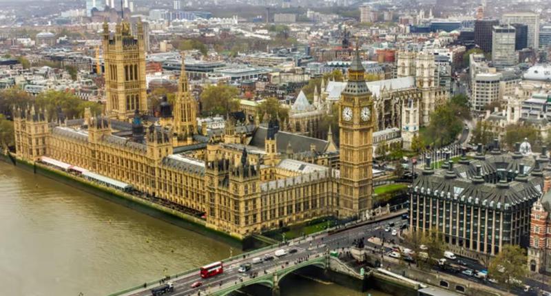 რუსმა დიპლომატებმა ბრიტანეთის პარლამენტის შენობის იმ ნაწილში შეაღწიეს, რომელიც ვიზიტორებისთვის დახურულია - ისინი დაცვამ გამოაძევა: რას წერს Guardian?