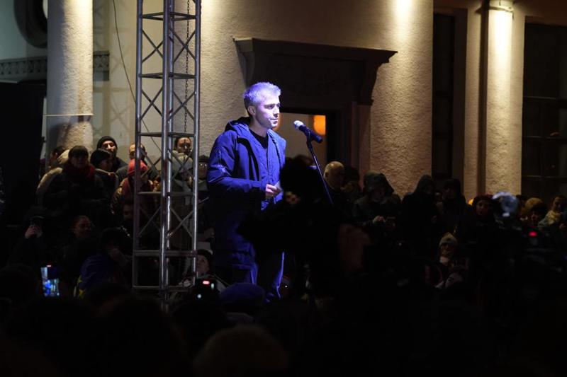 "კაცმა, რომელსაც პრეზიდენტი დაარქვეს, თქვა, რომ მე "გლობალური ომის პარტიის წევრი“ ვარ და ომი მინდა. ალბათ, ამ კაცმა არ იცის, რომ მე 8 წლის ასაკში სოხუმიდან ომს გამოვექეცი" - კახა კინწურაშვილი