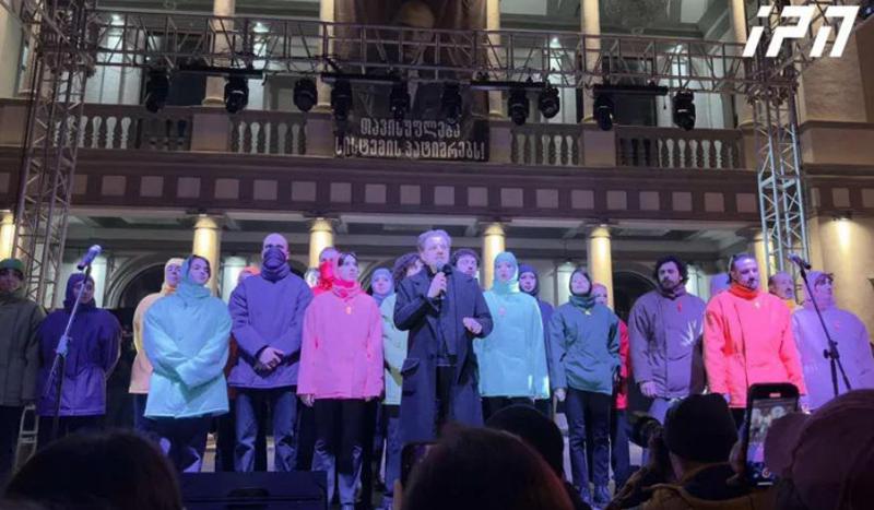 "ახალი თეატრი“ გადის რეგიონებში - ნახავთ რა შეუძლია თეატრს" - დავით დოიაშვილი (ფოტოები აქცია-პერფორმანსიდან)