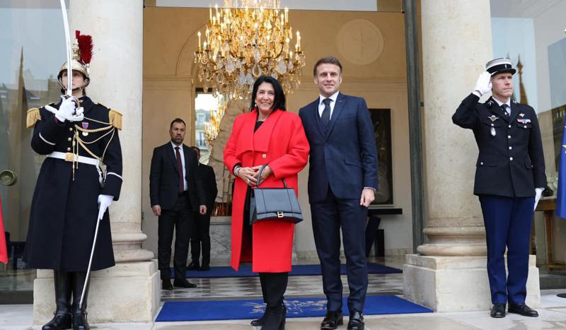 ემანუელ მაკრონი სალომე ზურაბიშვილს მასპინძლობს - შეხვედრა ელისეს სასახლეში: რა ფოტოებს ავრცელებს საქართველოს მე-5 პრეზიდენტი?