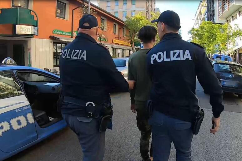 იტალიაში 19 ქართველი ქალი დააკავეს - რას წერს ადგილობრივი მედია დაკავების მიზეზებზე