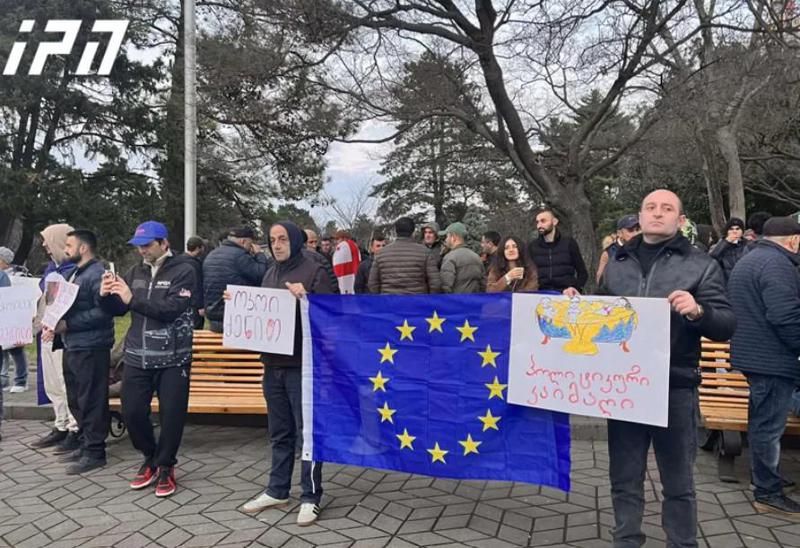 “თავისუფლება მთებშია!“ “ძალა ერთობაშია!“ - ბათუმში, ხულოს მოსახლეობამ საპროტესტო აქცია გამართა