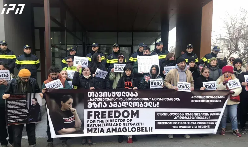 გენერალურ პროკურატურასთან მზია ამაღლობელის გათავისუფლების მოთხოვნით, მედიის წარმომადგენლები აქციას მართავენ
