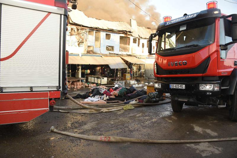 ცეცხლი ტანსაცმლისა და ნაძვის ხეების საწყობებს გაუჩნდა: რას ჰყვებიან მოვაჭრეები - ფოტოები "ლილო მოლიდან", სადაც 120-დე მეტი მეხანძრე-მაშველი მუშაობს