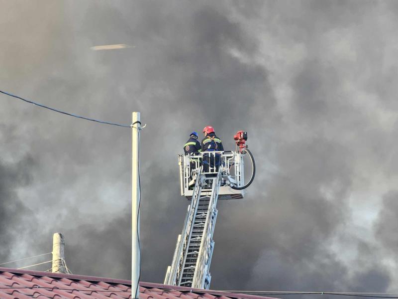ფოტოები "ლილო მოლის" ტერიტორიიდან, სადაც ხანძარი 5 ათას კვადრატულ მეტრზე მძვინვარებს