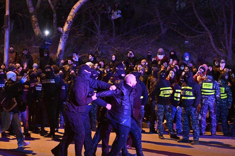 საპროტესტო აქციაზე კიდევ რამდენიმე პირი დააკავეს - “ტვ პირველის“ ინფორმაციით, დაშავდა მათი ოპერატორი და კიდევ რამდენიმე პირი: რა ხდება ამ წუთებში ავტომაგისტრალზე