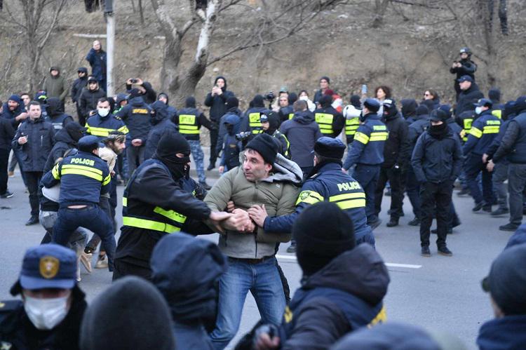ხმაური და დაპირისპირება თბილისის გასასვლელთან - პოლიცია პროტესტის მონაწილეებს ავტომაგისტრალის სრულად გადაკეტვის საშუალებას არ აძლევს (ფოტო/ვიდეო)