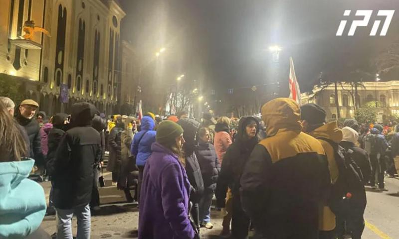 საპროტესტო აქციის მონაწილეებმა რუსთაველის გამზირი გადაკეტეს