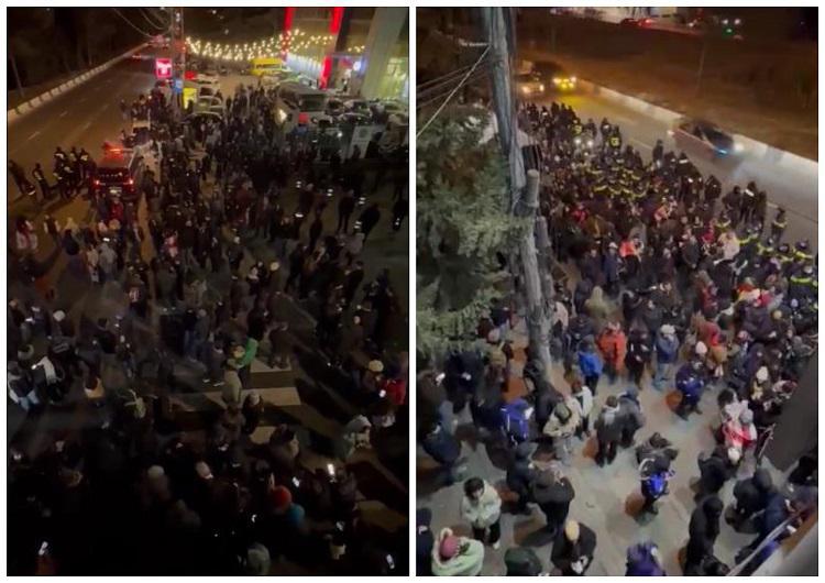 პროტესტის მონაწილეები მსვლელობით საქალაქო სასამართლოსთან მივიდნენ, საბოლოოდ კი რუსთაველის გამზირზე მიმდინარე აქციას შეუერთდებიან