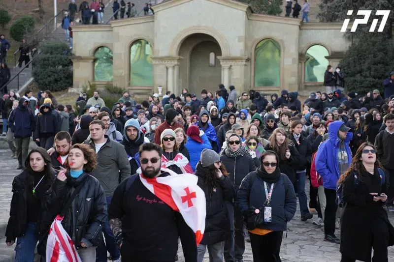 სტუდენტების საპროტესტო მსვლელობა დაიწყო - პოლიციამ მათ მოუწოდა, არ დაბლოკონ გზის სავალი ნაწილი