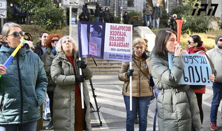 “ცეცხლი ოლიგარქიას“ - პარლამენტთან მზია ამაღლობელის მხარდამჭერი აქცია მიმდინარეობს, დეპუტატები საკანონმდებლო ორგანოში შეძახილების ფონზე შედიან