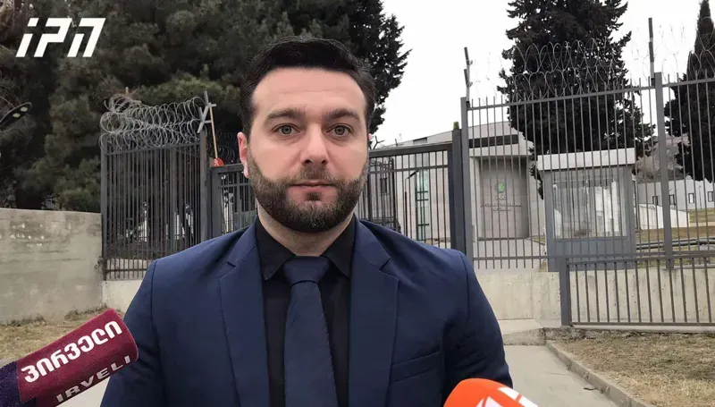 "გვაქვს ვიდეომტკიცებულებები, სადაც ჩანს, როგორ გამოჰყავთ პოლიციელებს დიმიტრი ბიძინაშვილი  და იძულებით აგდებენ სავალი ნაწილისკენ" - ადვოკატი