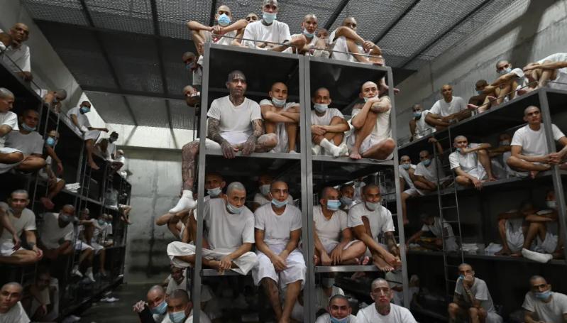 სალვადორის ციხე: "ჯოჯოხეთი დედამიწაზე: სად უპირებს ტრამპი "საშიშ დამნაშავეებს" გაგზავნას (ფოტოები)