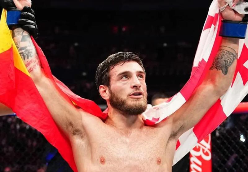 UFC-ის სადებიუტო ბრძოლა მოგებულია - ალექსანდრე თოფურიამ მეტოქე დაამარცხა (ვიდეო)