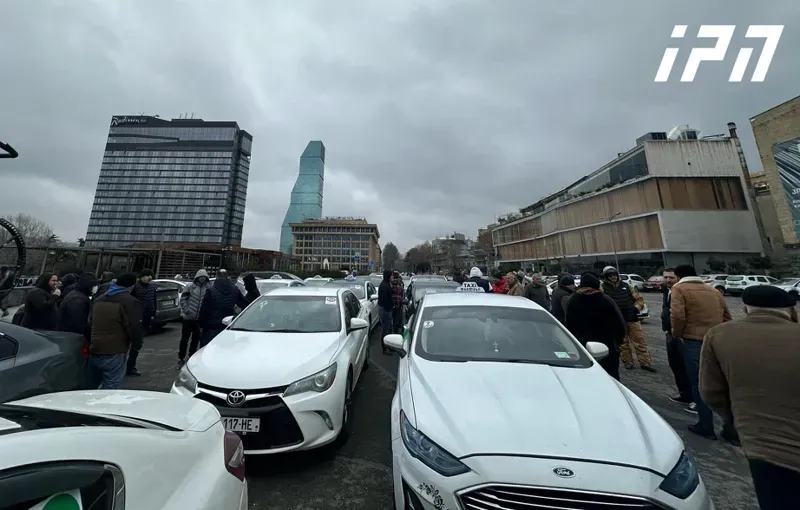 თბილისში ტაქსის მძღოლები და კურიერები აქციას მართავენ