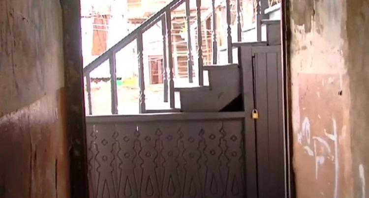 “იარაღით, 10-მდე ჭრილობა მიაყენა 37 წლის კაცს, რომელიც მისი ნათელ-მირონი იყო,“ - თევდორე მღვდლის ქუჩაზე, კაცი საკუთარ სახლში ჩაცხრილეს: რა ხდება ცნობილი