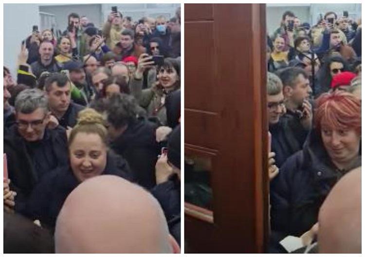 საქართველოს ჰიმნი და შეძახილები - ნინო ქათამაძე ქუთაისის საქალაქო სასამართლოში სიმღერით შევიდა: რა კადრები ვრცელდება ადგილიდან