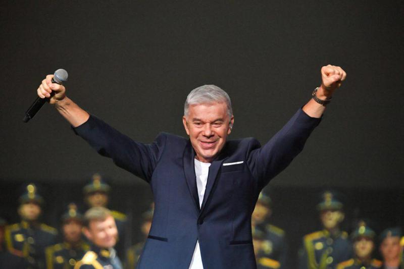 რუსეთის სკოლებში, ზარის ნაცვლად, ოლეგ გაზმანოვის და სხვა მომღერლების ომზე დაწერილ სიმღერებს ჩართავენ