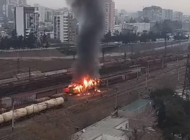 სამგორში ვაგონებს ცეცხლი გაუჩნდა - კადრები ადგილიდან